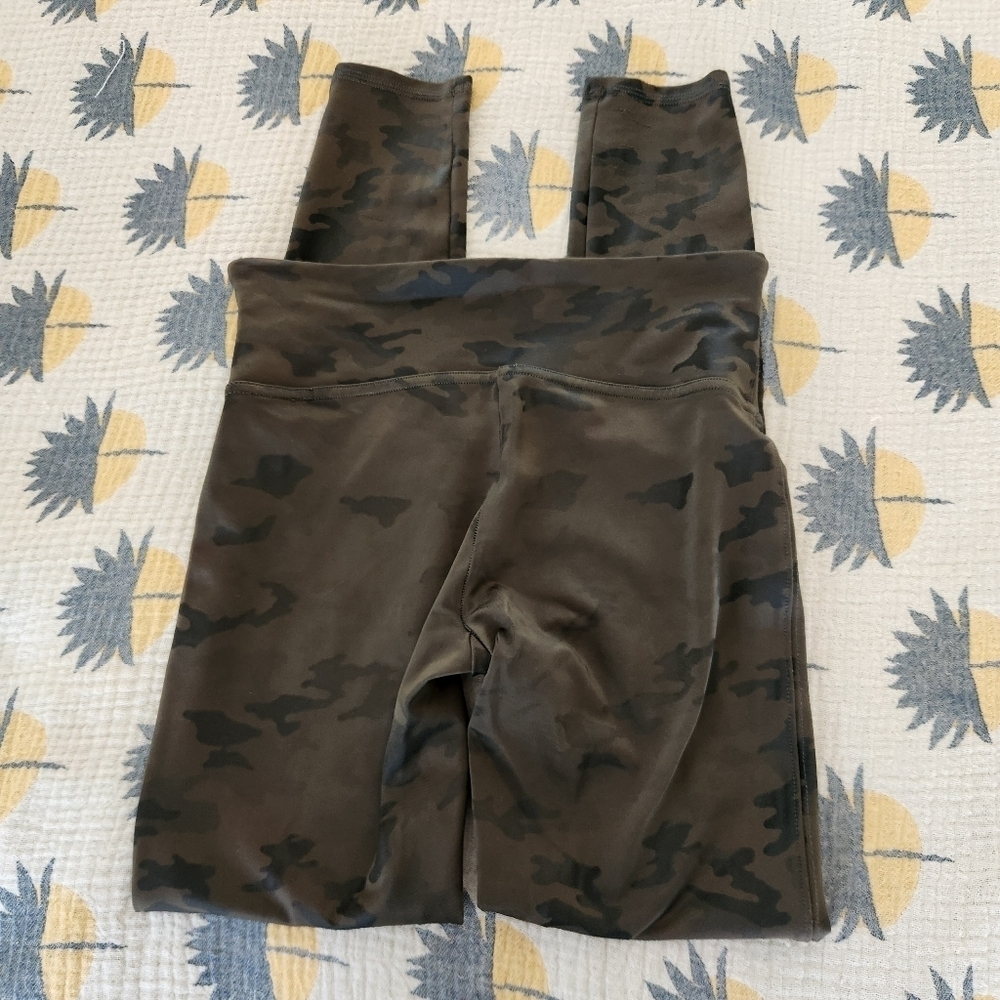 Spanx Faux Leather Look Green Camo High Waist Legging Womens Size Medium - Picture 8 of 8
